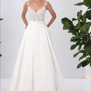 Wedding dress new never worn - Justin Alexander
IVORY/NUDE
Mikado, Lace
Size- 8
